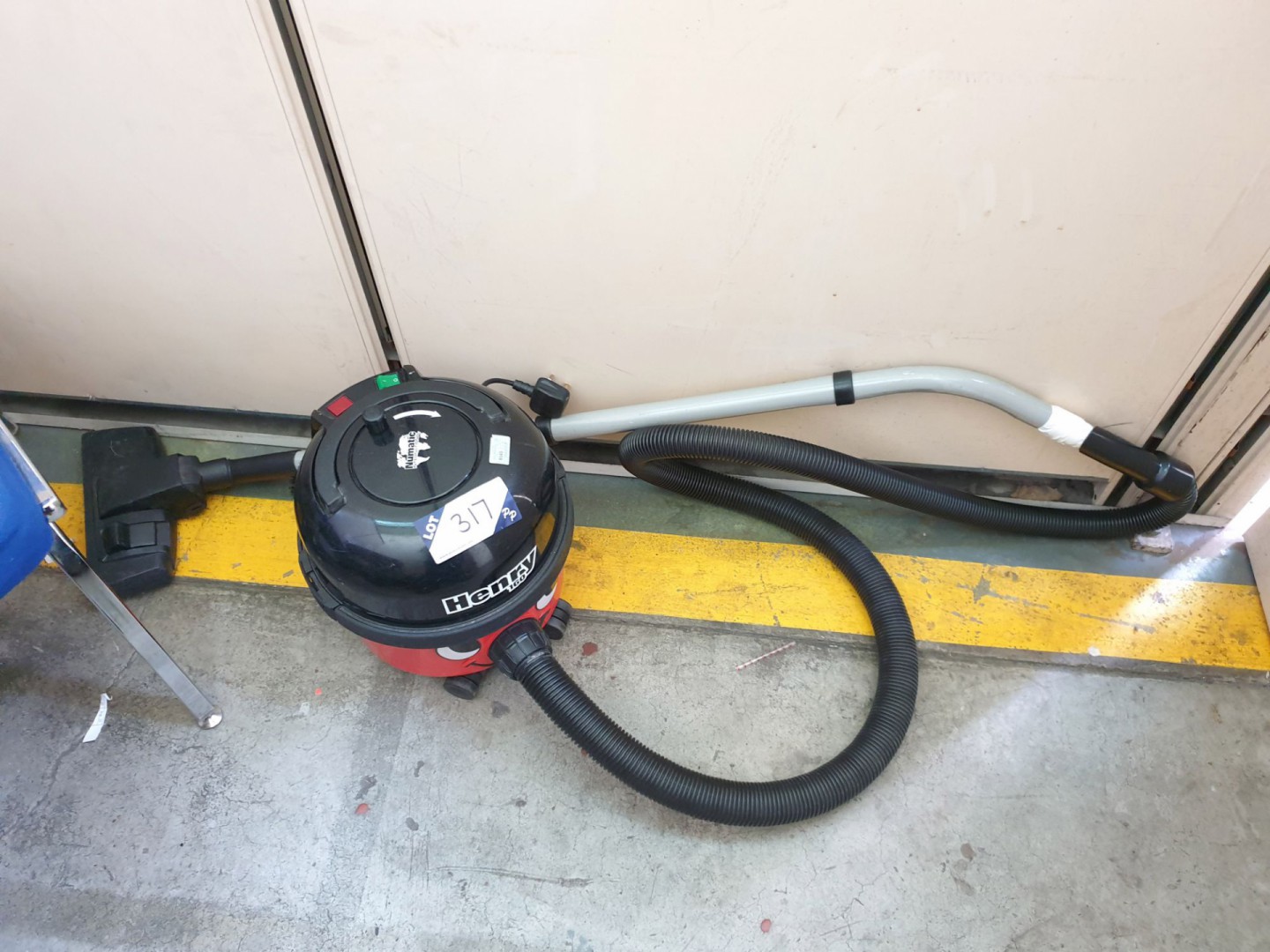 Henry 160 vacuum cleaner