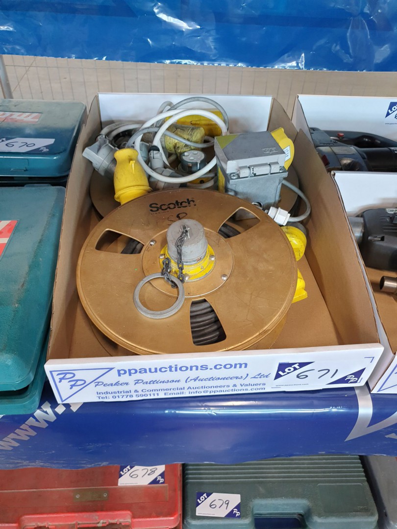 Qty various 110v leads & sockets