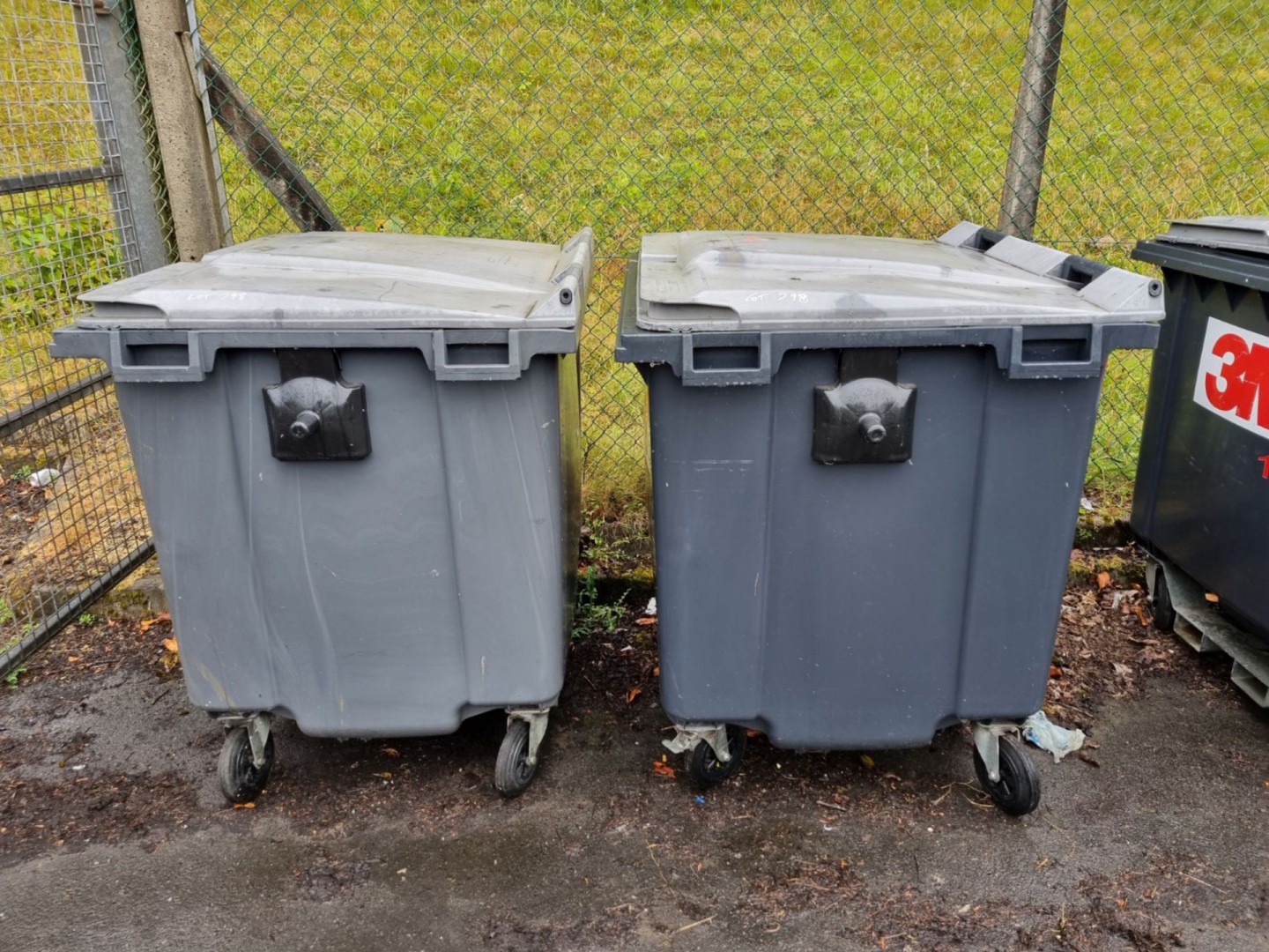 2x 1000ltr wheelie bins