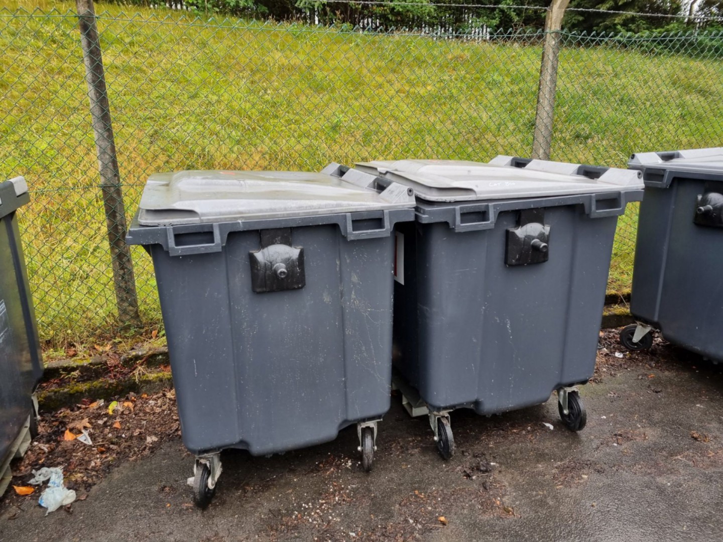 2x 1000ltr wheelie bins