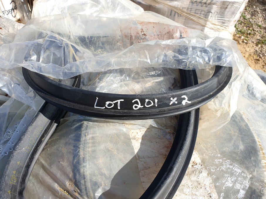 Qty various rubber seals, 400mm on 2 pallets