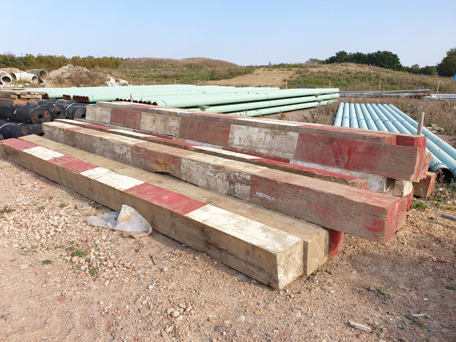 19 approx. 6.25m red & white wooden barriers