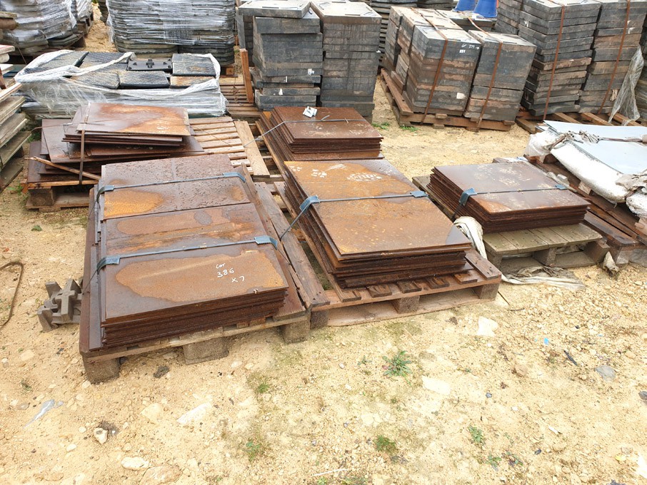 Qty various size steel plates up to 900x600mm on 7...