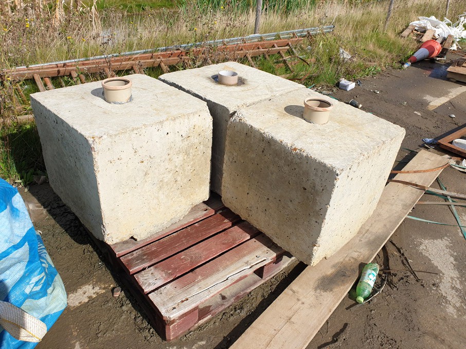 3x concrete blocks, 600x600x600mm on 1 pallet