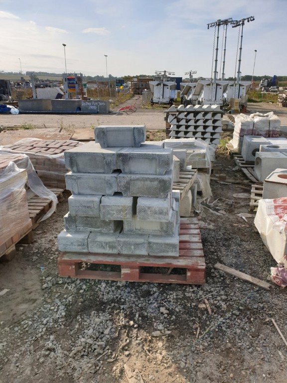 Qty various concrete blocks & kerbs on 5 pallets