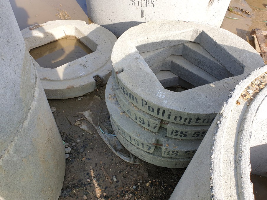 5x concrete manhole lids, 600x600mm access hole