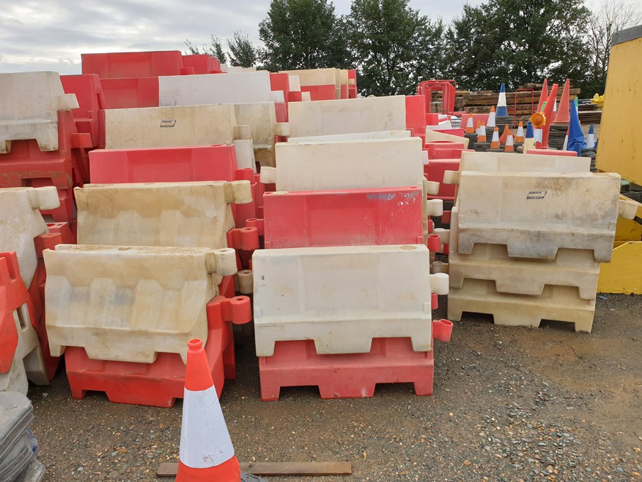 Approx 76x red & white evo barriers, 1m wide