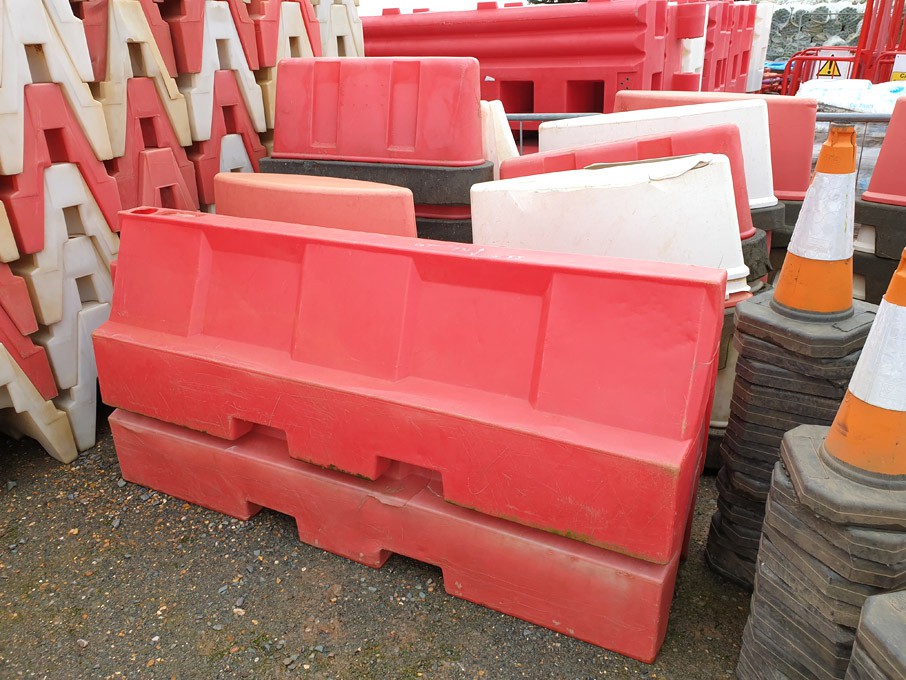 53x red & white evo barriers, 1m wide & 2x red evo...