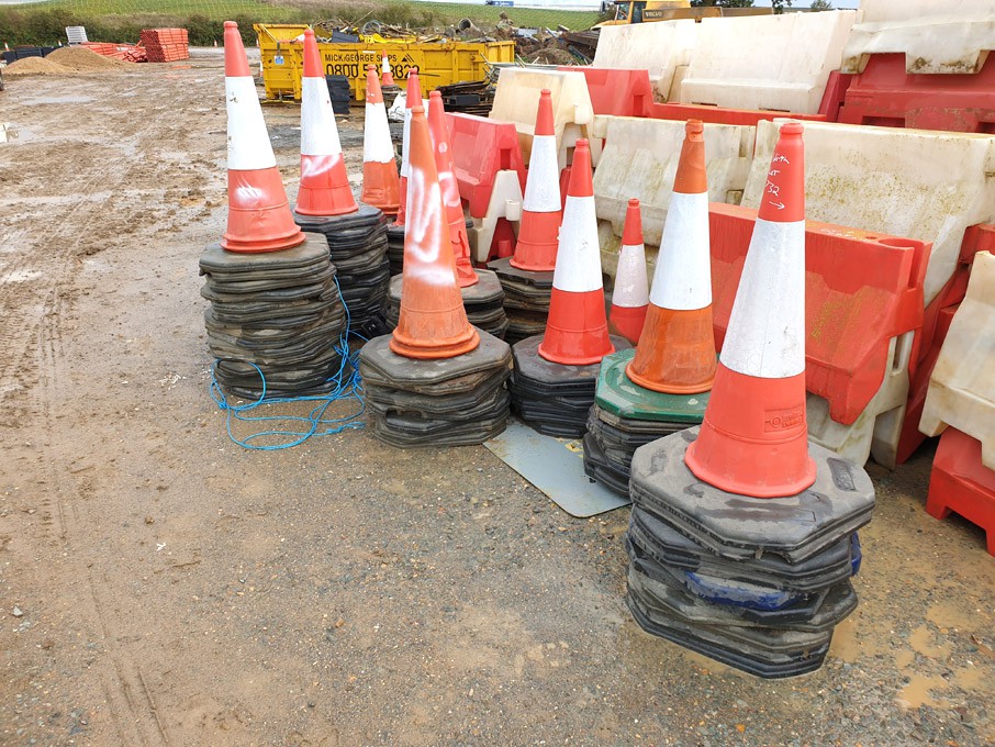 Qty various type / colour road cones