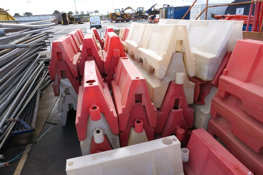 30x red & white plastic safety barriers, 1000x600m...