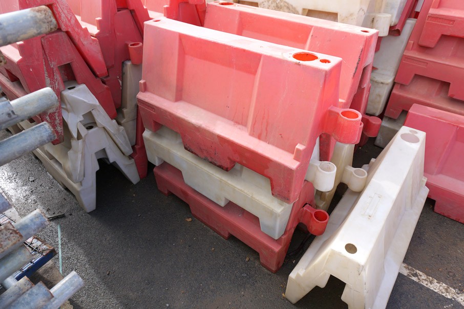 30x red & white plastic safety barriers, 1000x600m...