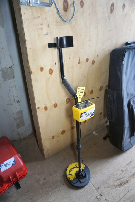 Wasp battery operated metal detector