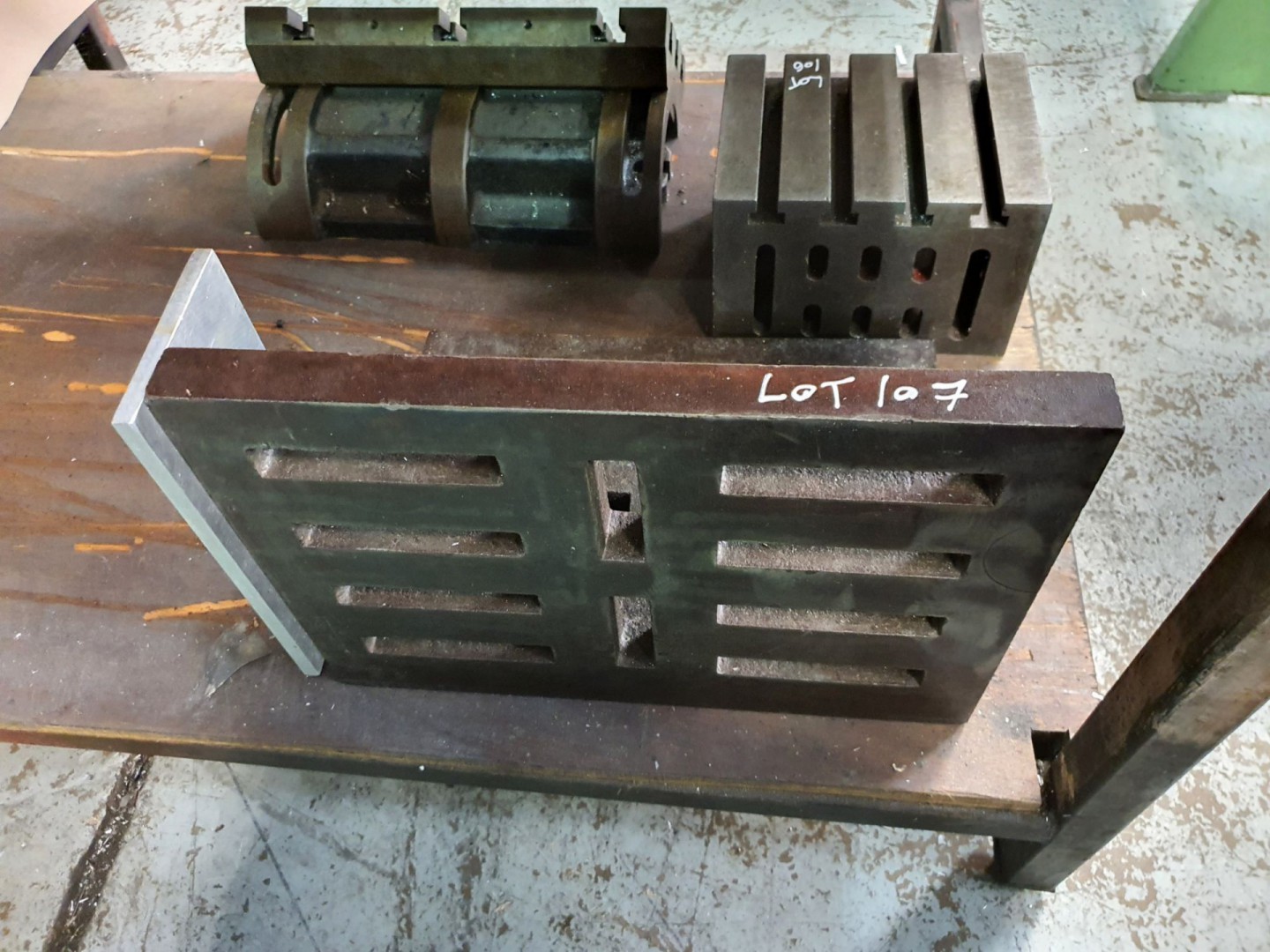 420x300x300mm CI angle plate