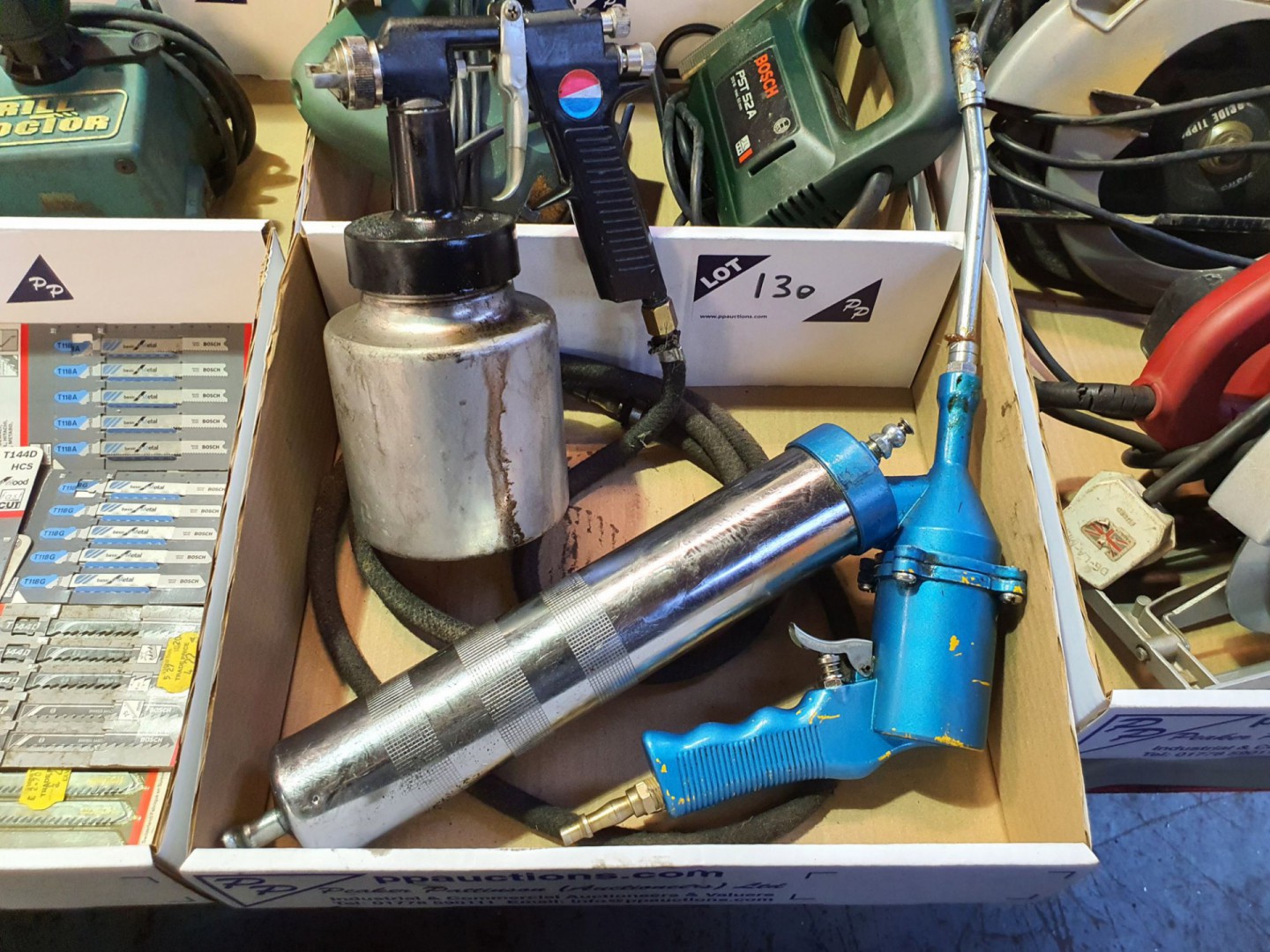 Pneumatic grease gun, paint spray gun