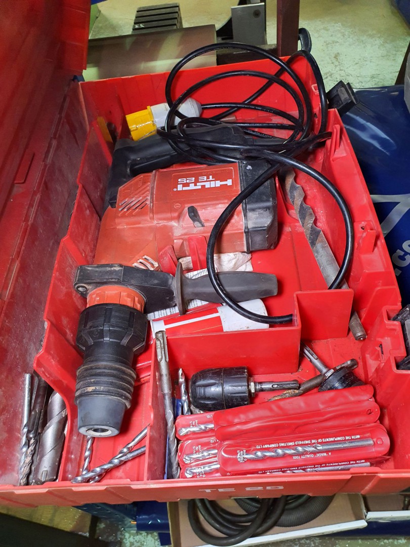 Hilti TE-25 SDS hammer drill with equipment in cas...