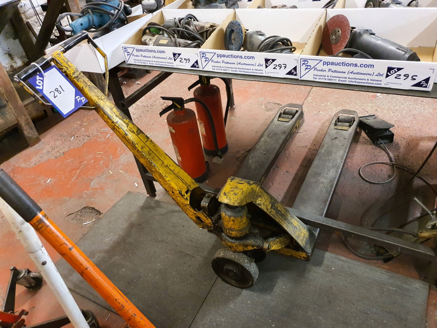 Pioneer 2300kg manual pallet truck