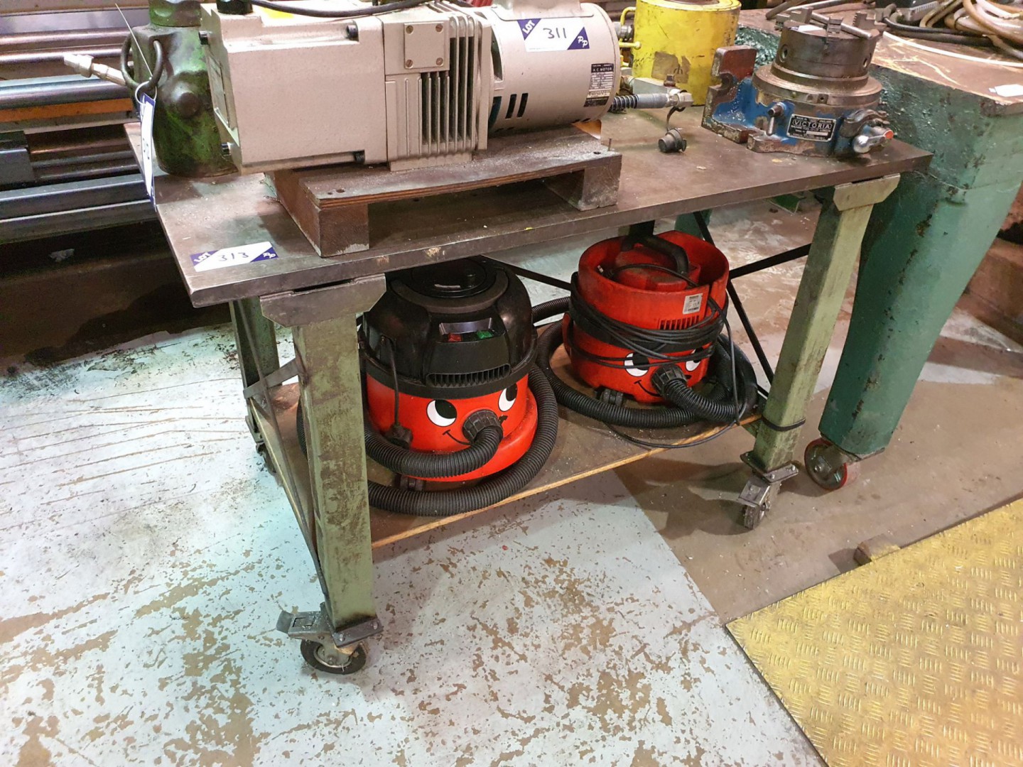 Mobile heavy duty metal workbench, 1270x640x850mm