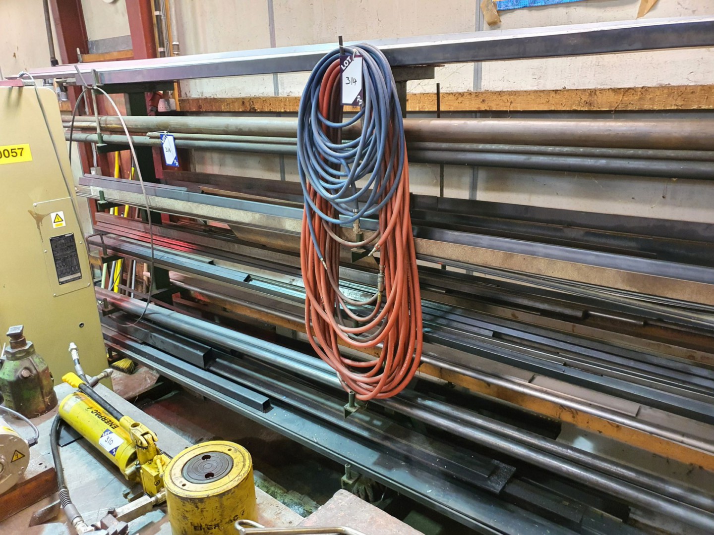 Large Qty steel & aluminium bars, tubes & flat sto...
