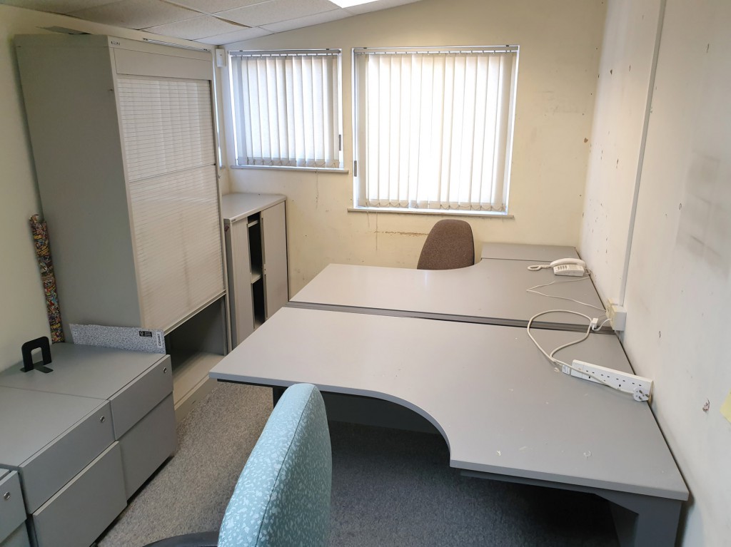 Contents of office inc: 3x grey 'L' shape office d...