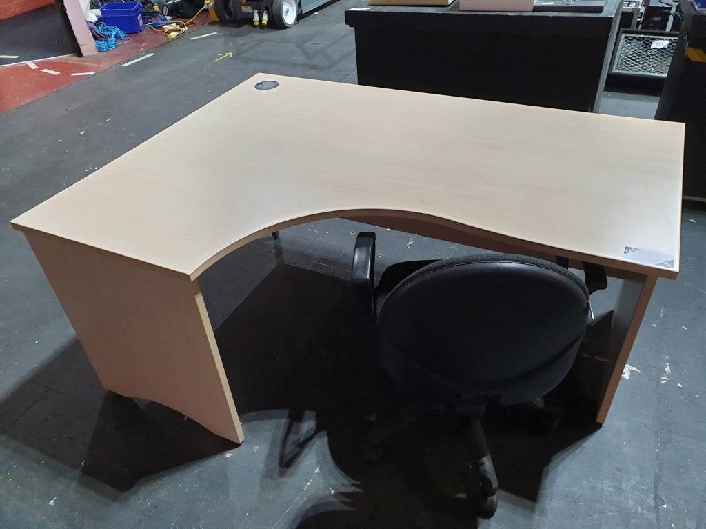Beech 'L' shape office desk, 1600x1200mm, black up...