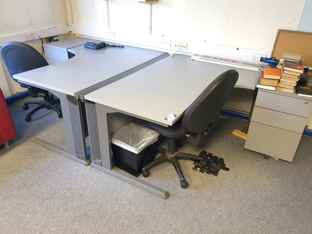 2x grey 1600x1200mm 'L' shape office desks, 2x gre...