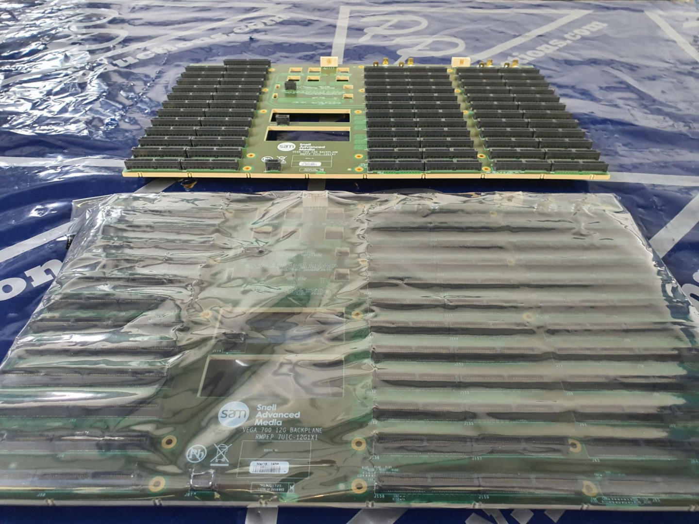 2x Snell Vega 700 12G backplane (Model 7UIC-12G1)
