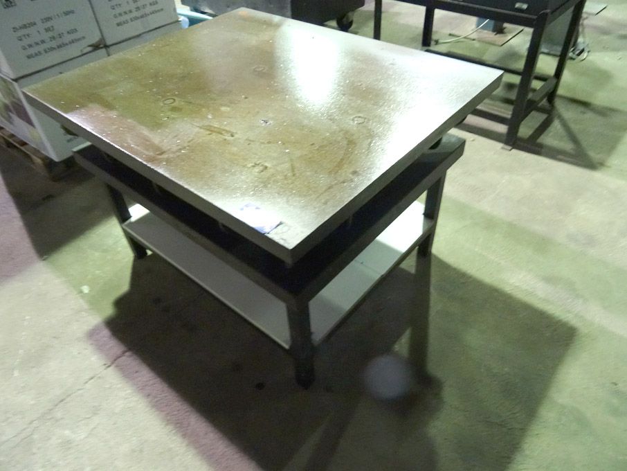 1200x1000mm CI surface table - lot located at: Aun...