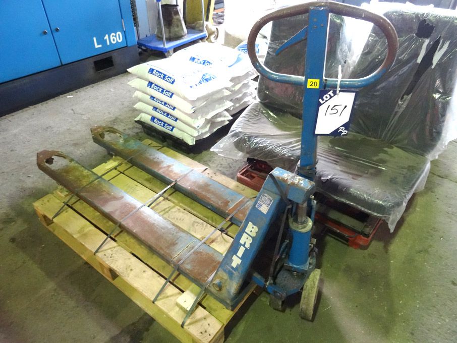 Brit 2000kg manual pallet truck  - lot located at:...