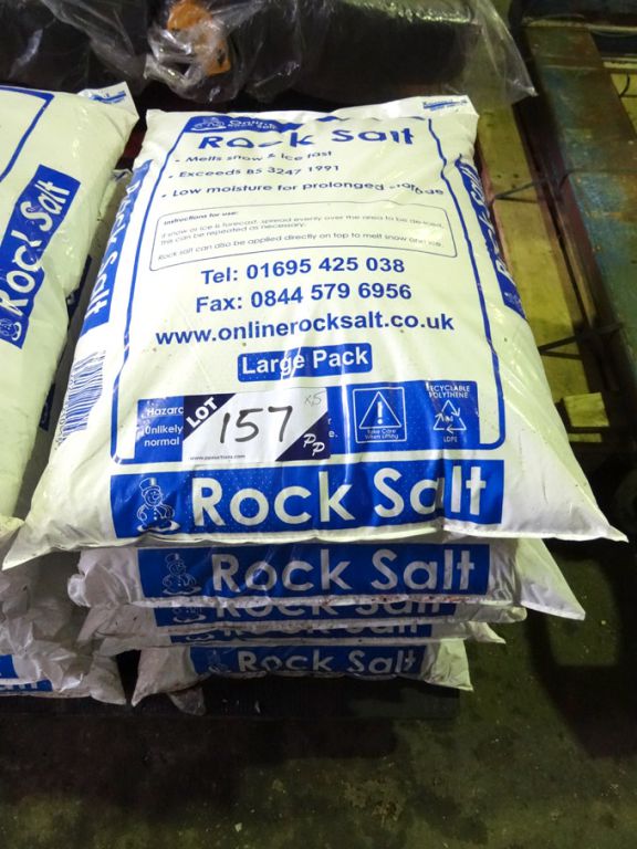 5x bags rock salt on pallet, 20kg per bag  - lot l...