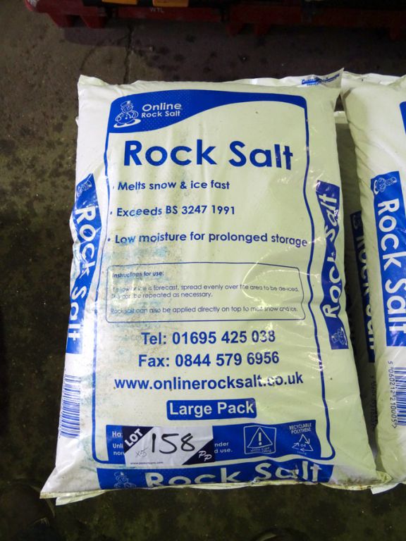 5x bags rock salt on pallet, 20kg per bag  - lot l...