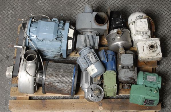 Qty various worm / wheel reduction gearboxes & mot...