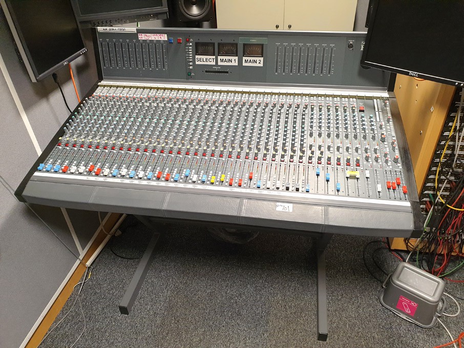 Soundcraft B800 30 channel stereo mixing desk with...