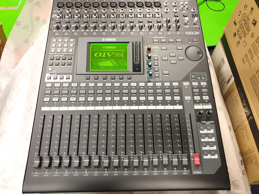 Yamaha 01V96i digital mixing console (boxed & unus...