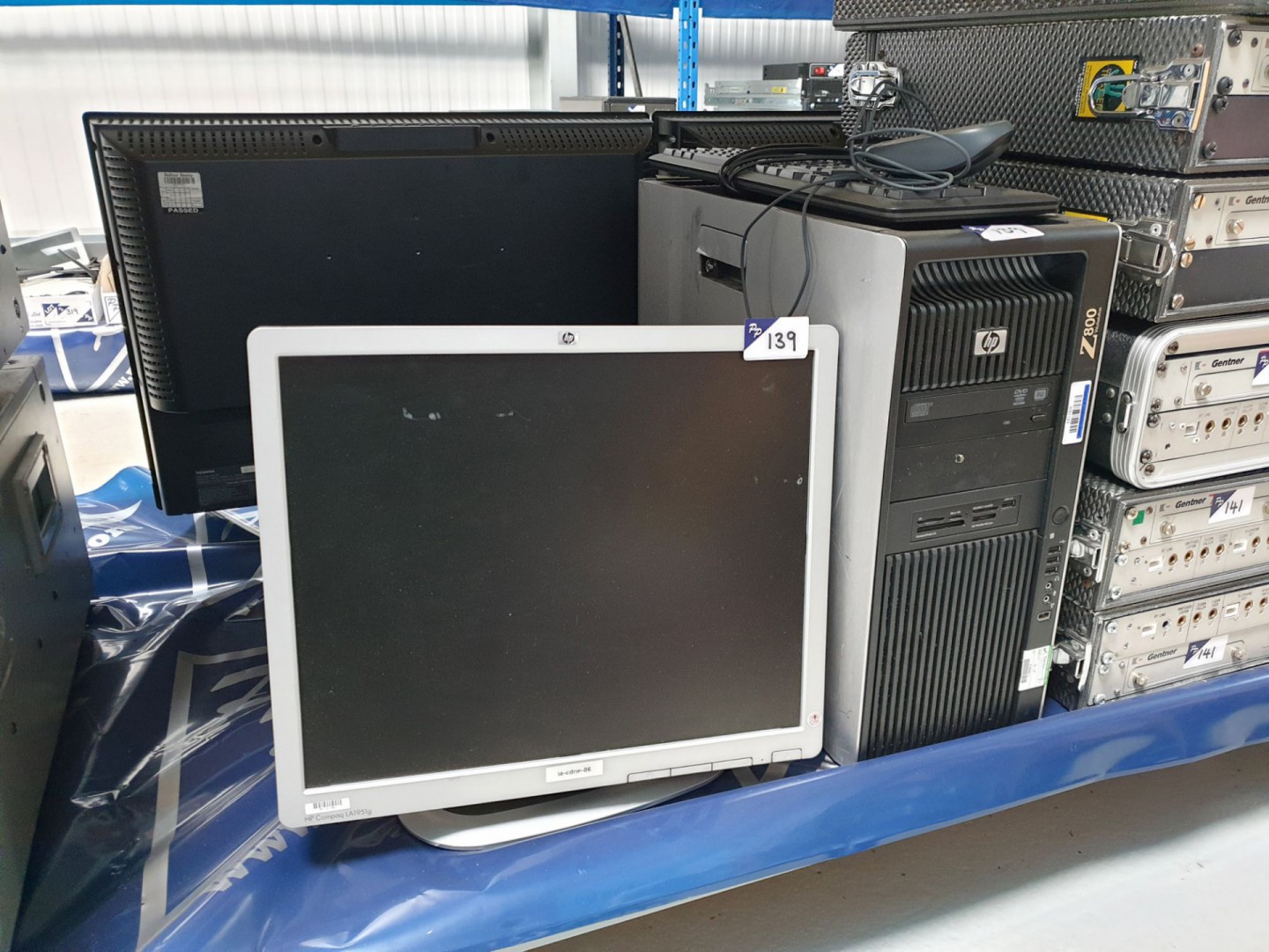 HP Z800 workstation with HP LA1951g LCD monitor on...