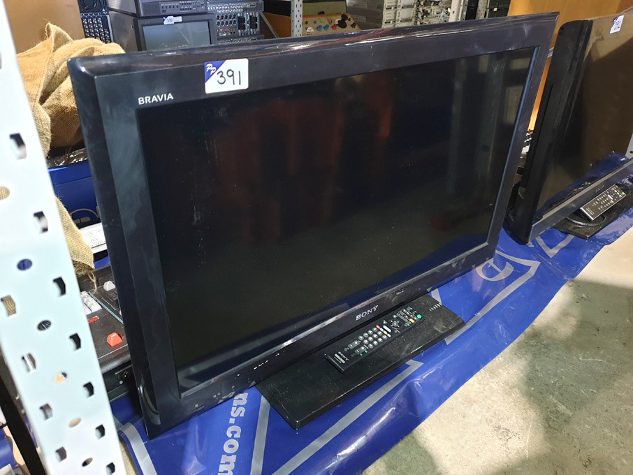 Sony KDL-32S5500 LCD TV on stand with remote