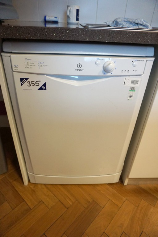 Indesit IDF125 white undercounter dishwasher