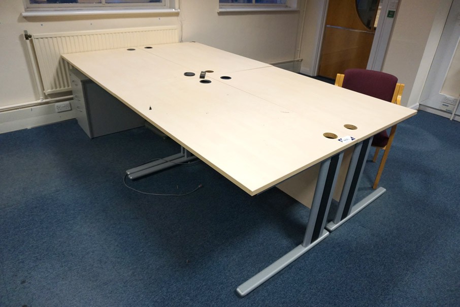 4x maple effect office desks, 1400x800mm