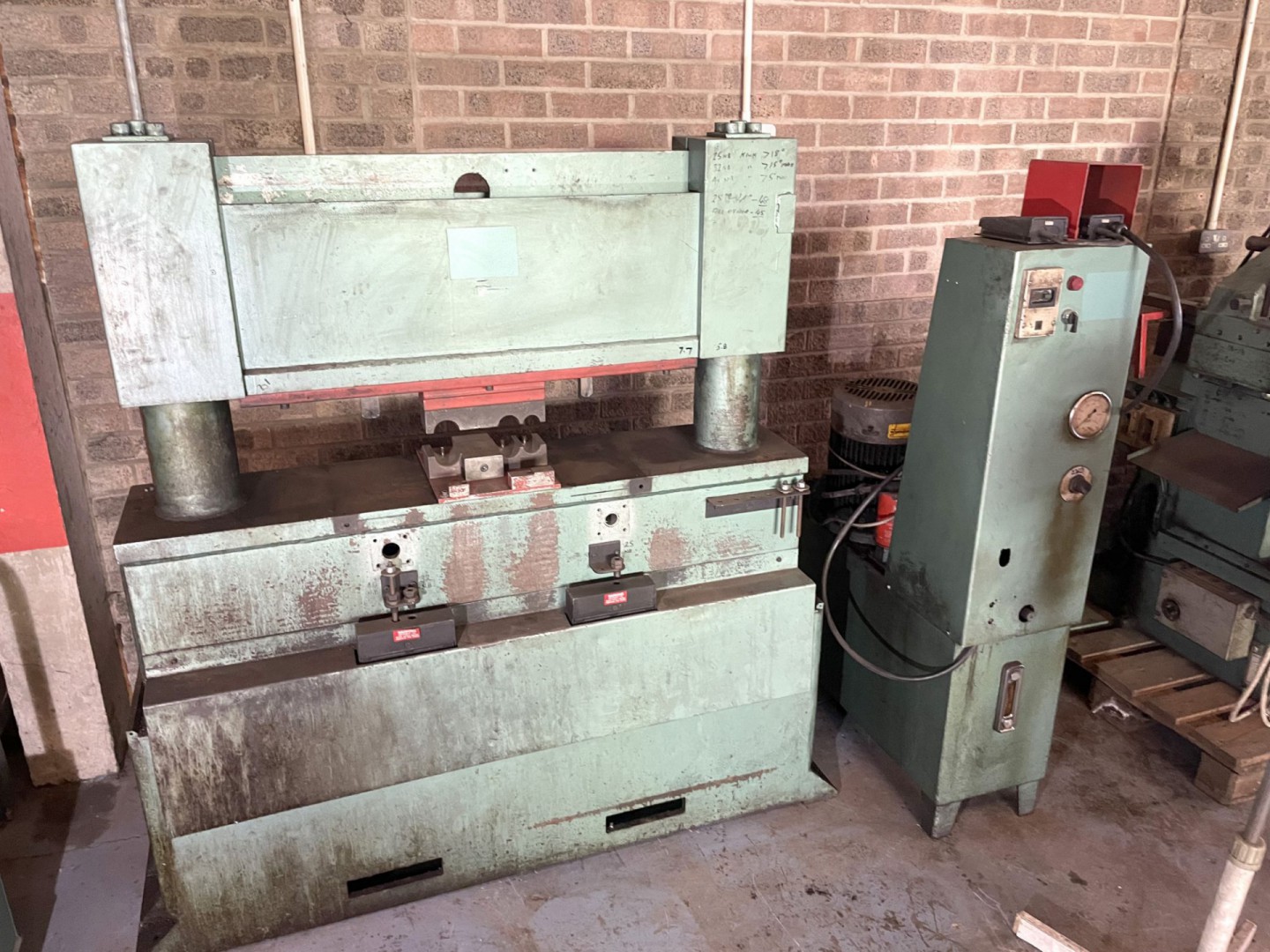 USP60 hydraulic straightening press, 950mm between...