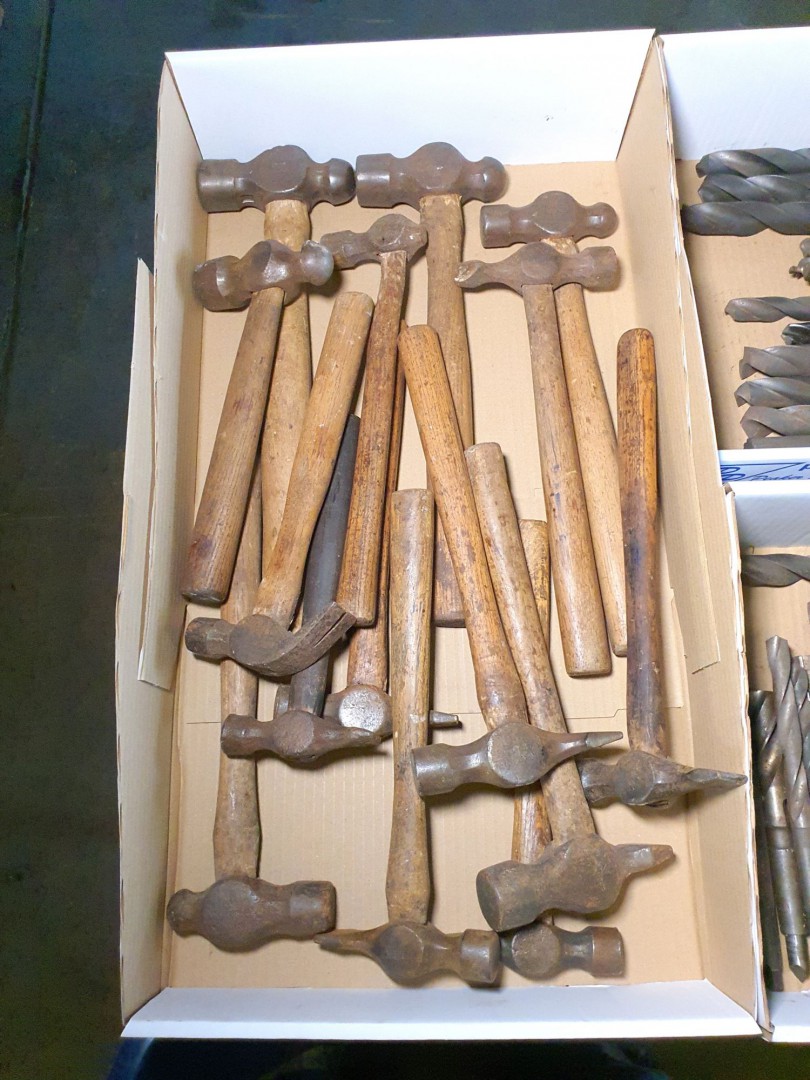 Qty various hammers, 4x various levering bars