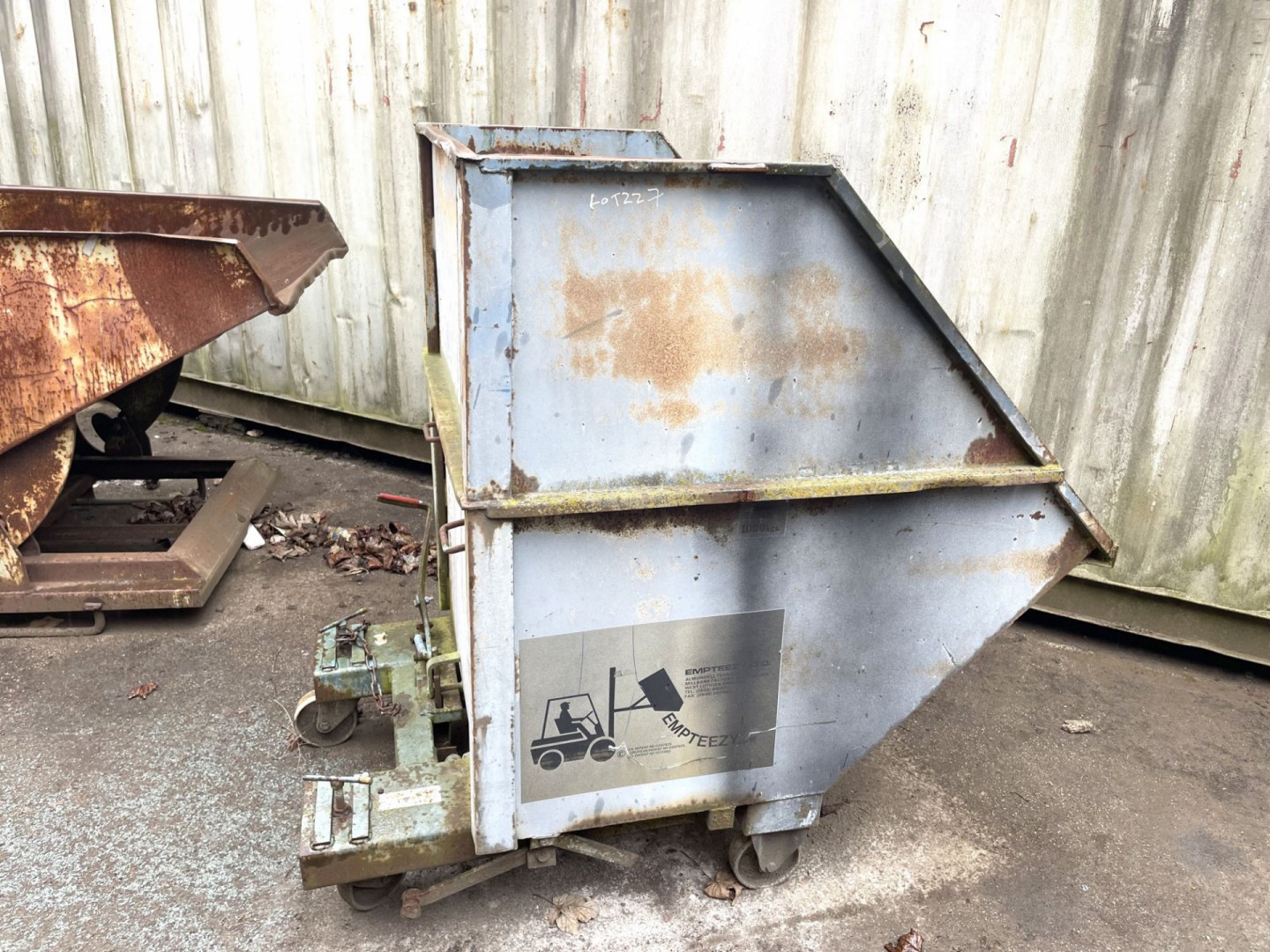 Empteezy mobile high sided tipping skip, 1000x1200...