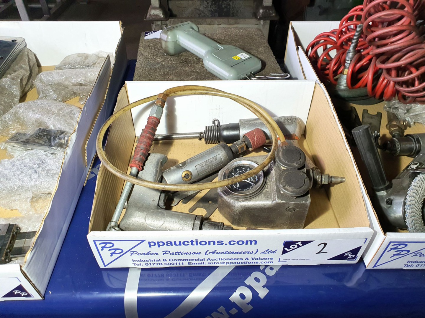 3x various pneumatic hand tools inc: chisel, hamme...