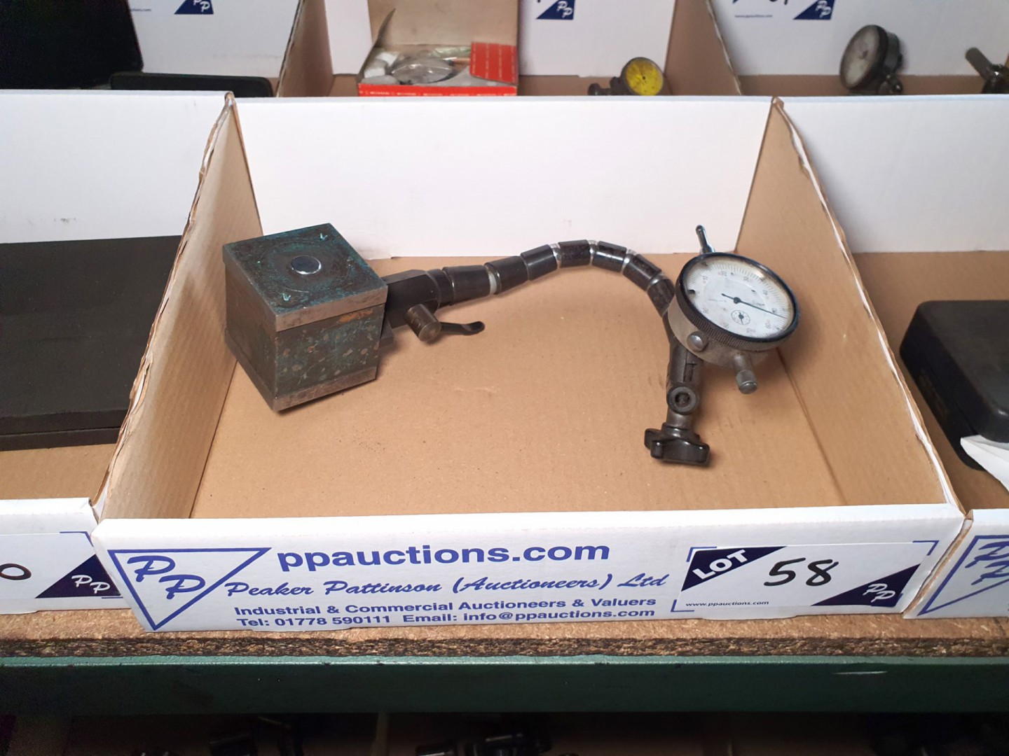 Magnetic dial stand with dial gauge