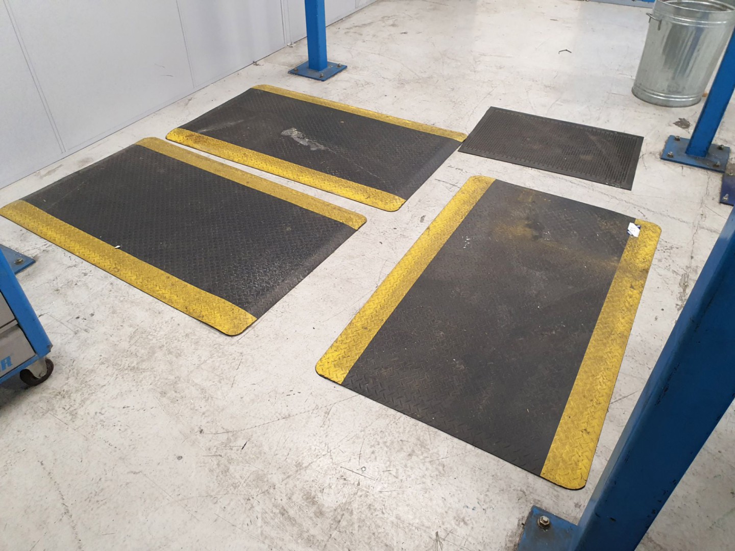 3x black / yellow rubber floor mats, 1500x900mm