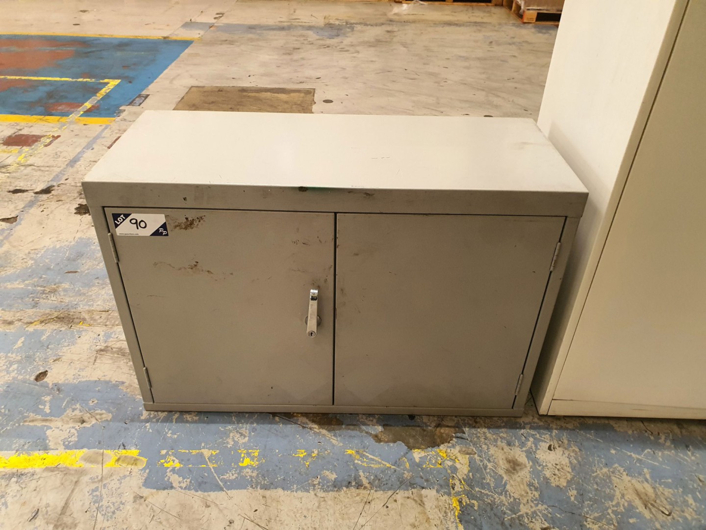 Grey metal 2 door storage cupboard, 920x610x380mm