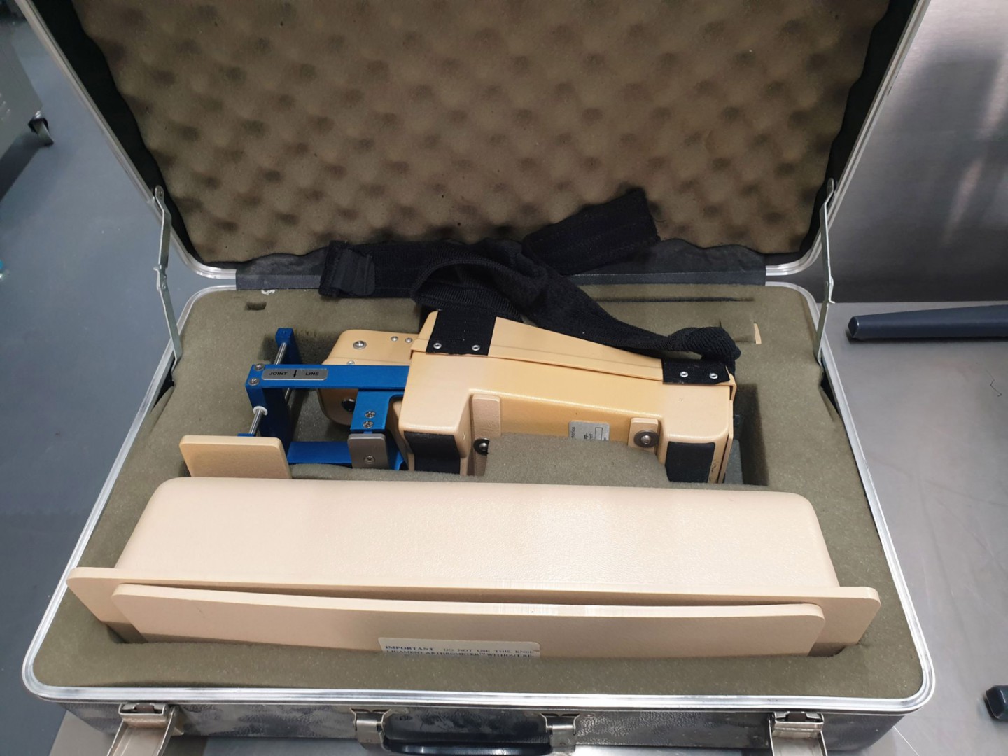 MEDMetric KT-1000 knee ligament arthrometer in cas...