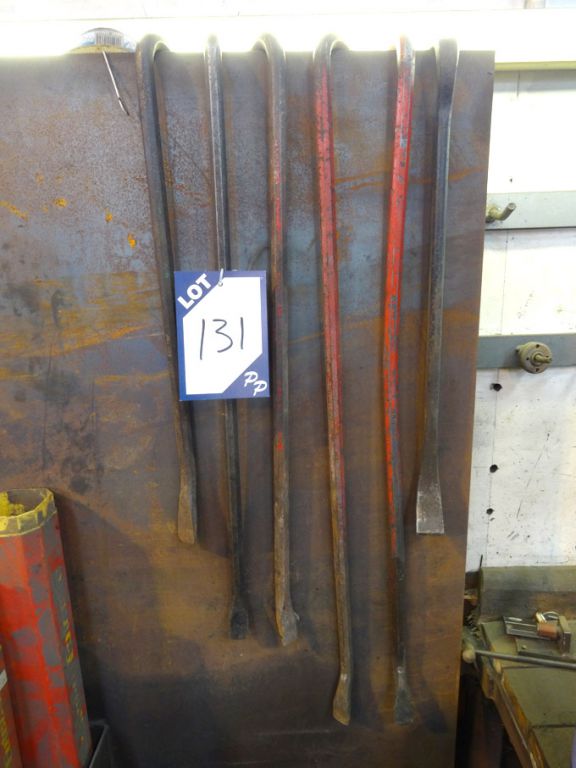 Qty various levering / crow bars & sledge hammers
