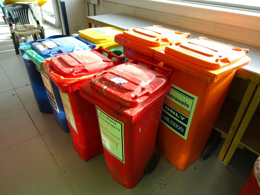 7x various plastic storage bins