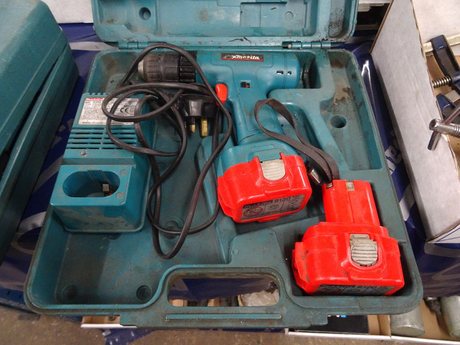 Makita 6222D 9.6v battery drill in case, 2x batter...