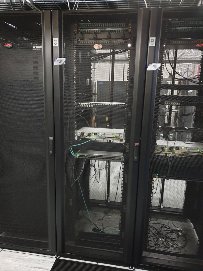Schneider electric APC black mobile net shelter ca...