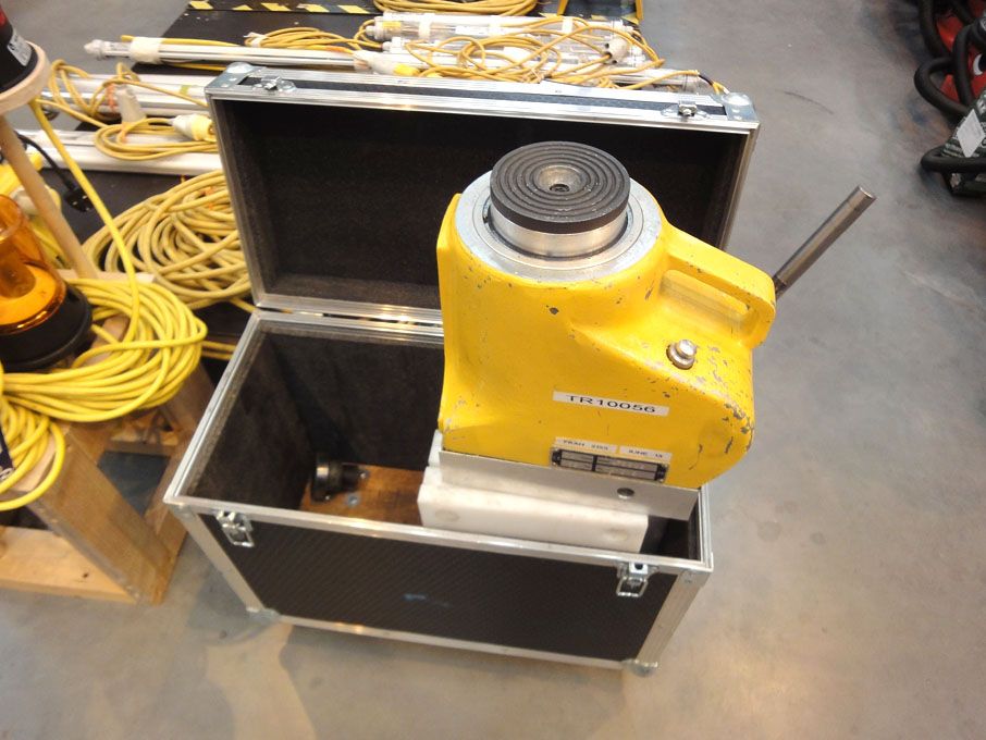 RHE UP660S 60ton hydraulic jack with equipment in...